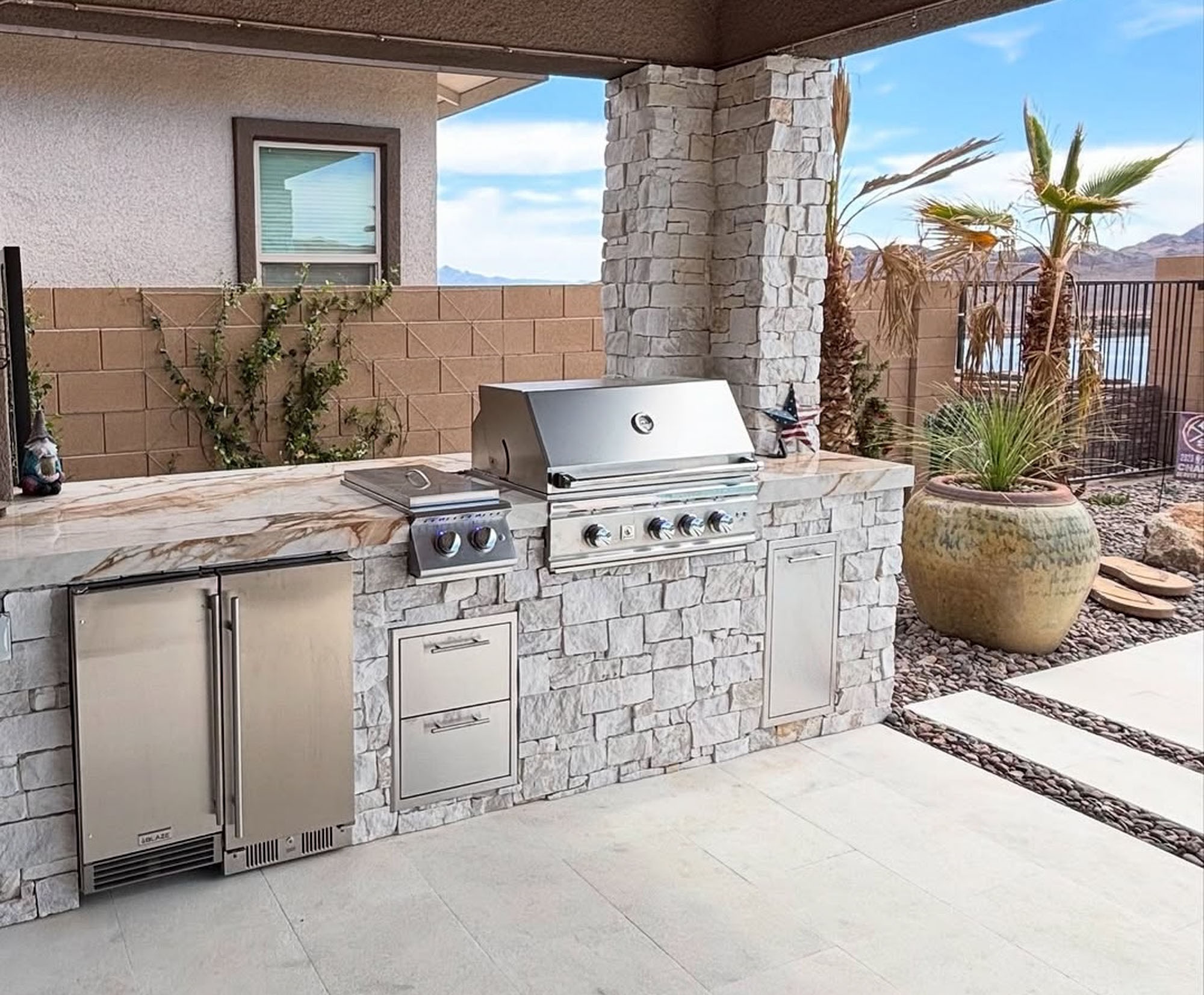Modern Luxury in the Desert: Sleek Stone & Porcelain Outdoor Kitchen Design