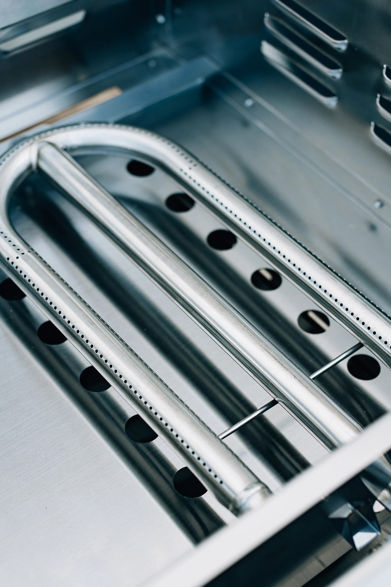 Dual stainless steel U-tube burners inside the Summerset 30-inch Griddle Pro built-in gas griddle, rated at 18,000 BTUs each